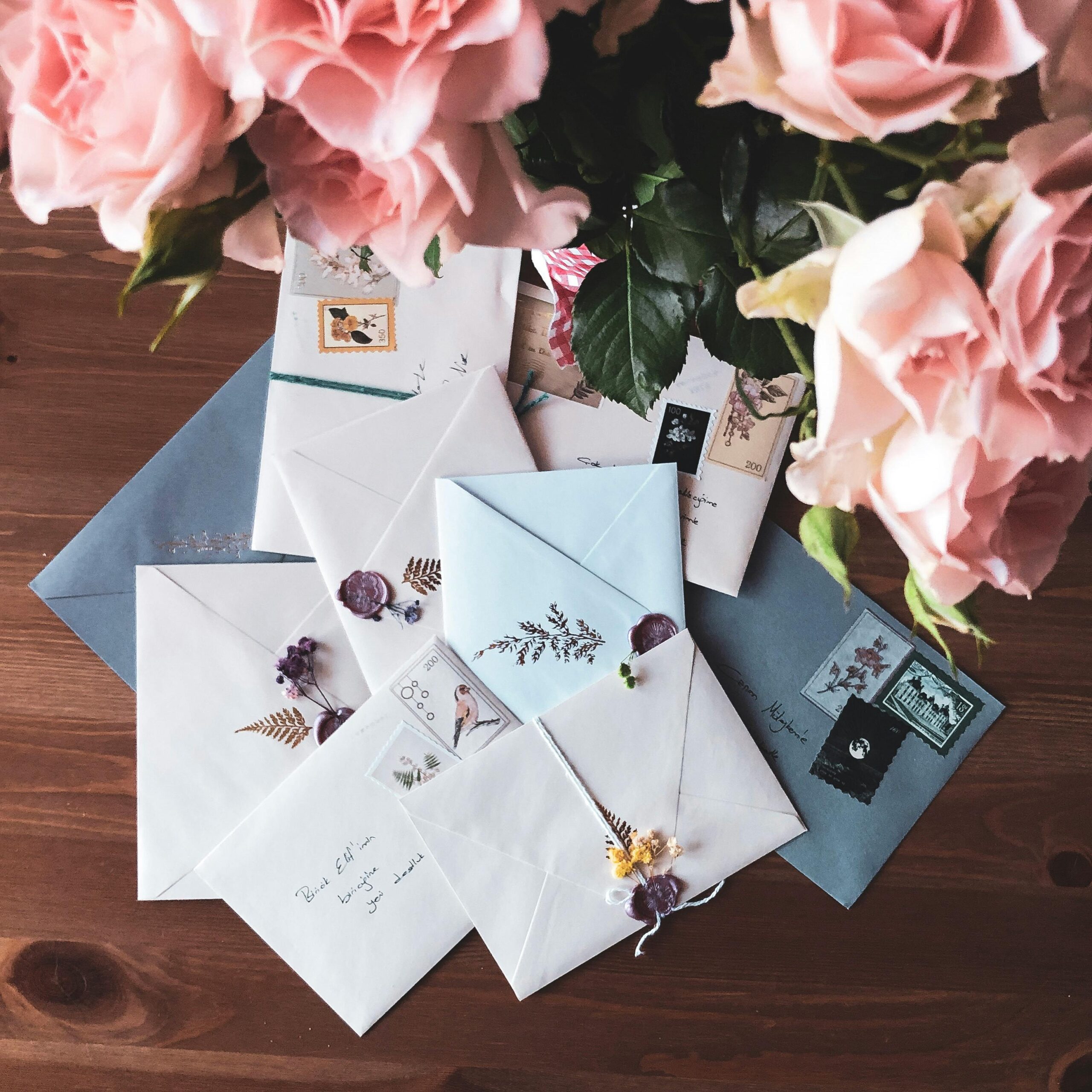 Bord fyldt med invitationer